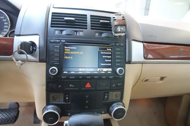 Volkswagen Touareg view 14