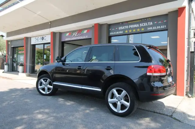 Volkswagen Touareg view 4
