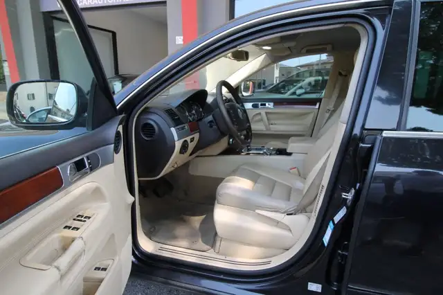 Volkswagen Touareg view 7