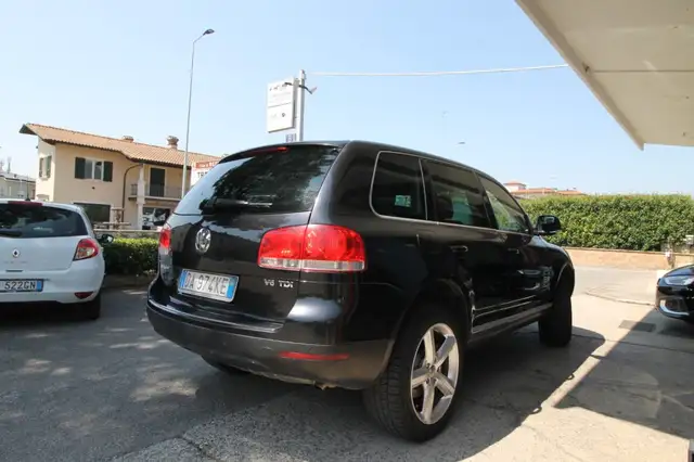 Volkswagen Touareg view 3