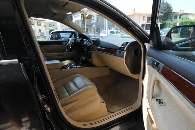 Volkswagen Touareg view 8