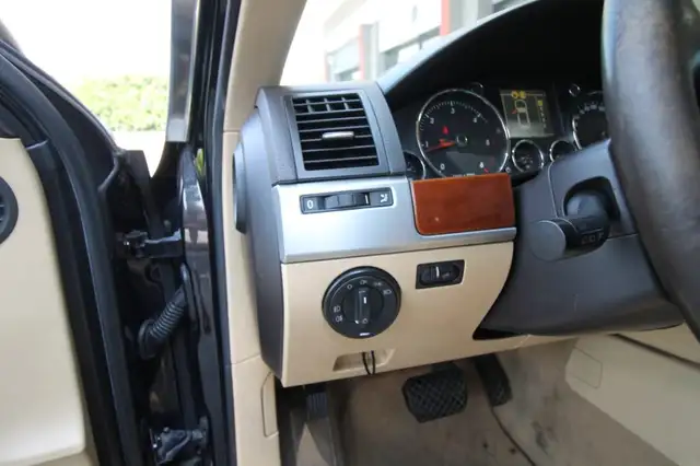 Volkswagen Touareg view 11