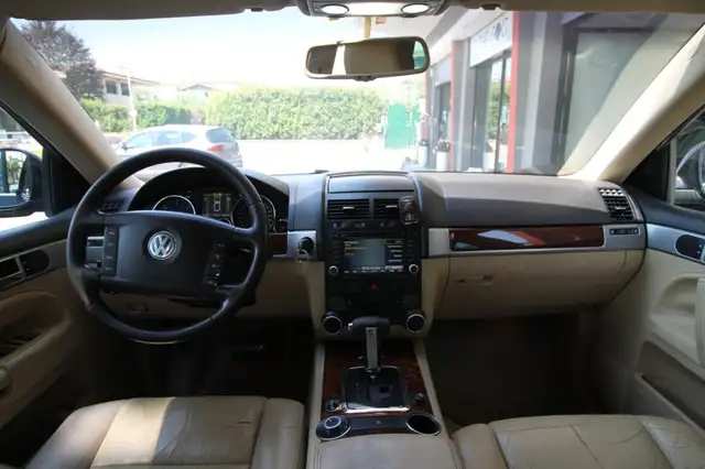 Volkswagen Touareg view 6