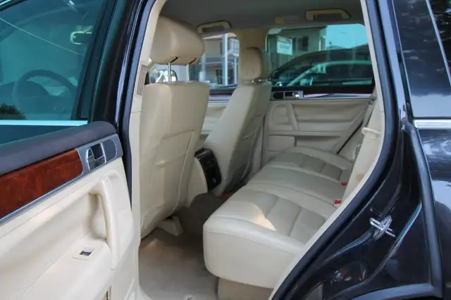 Volkswagen Touareg view 5