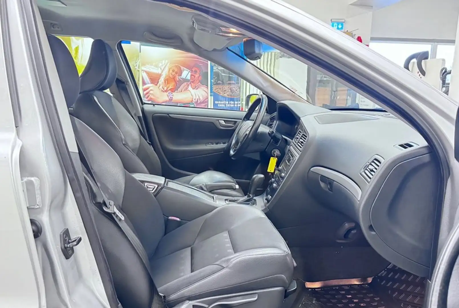 Volvo V70 2.4L - 140 BUSINESS BVA ATTELAGE Ezüst - 2