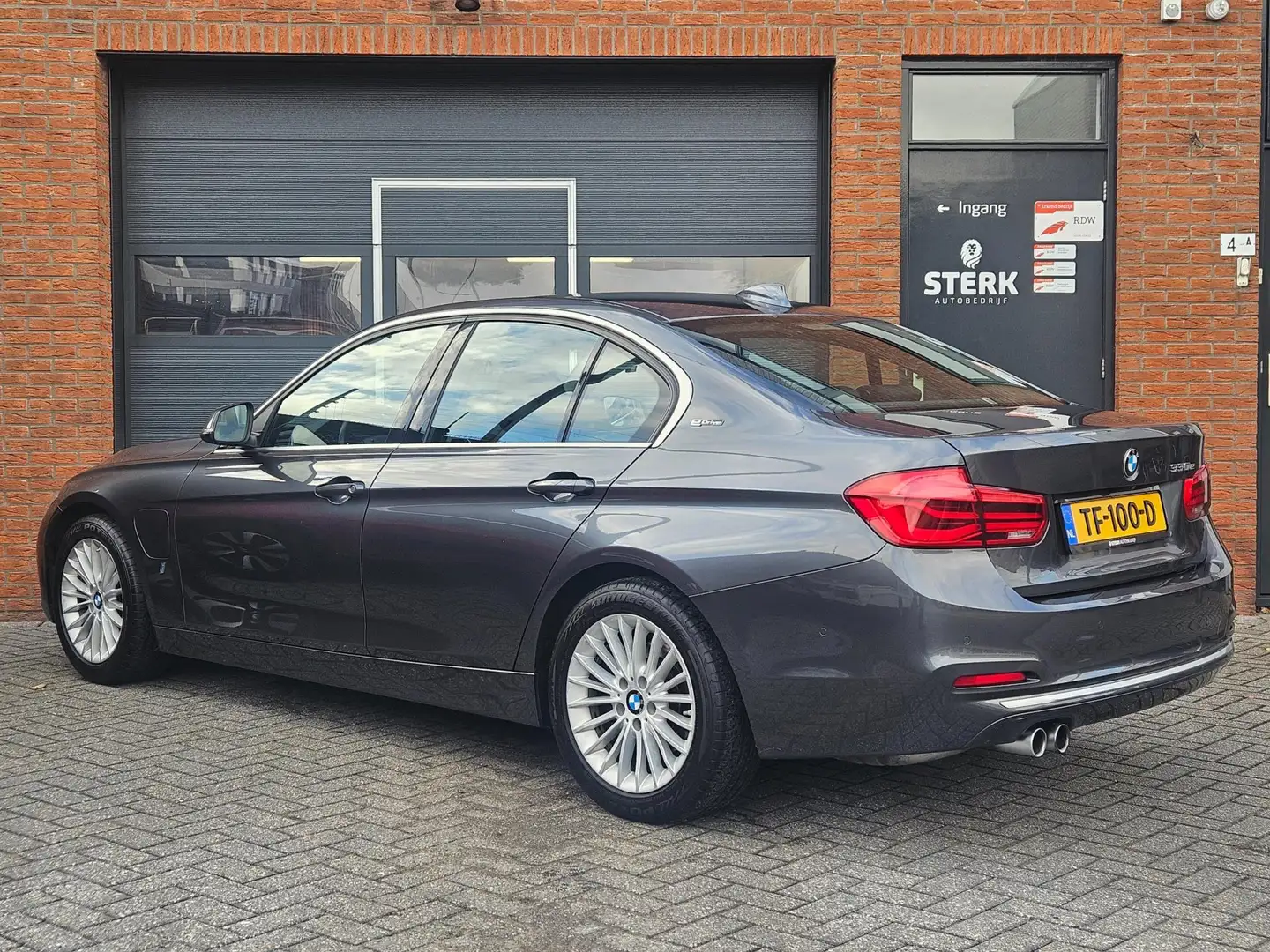 BMW 330 3-serie 330e Luxury Edition Leer LED Camera Grijs - 2