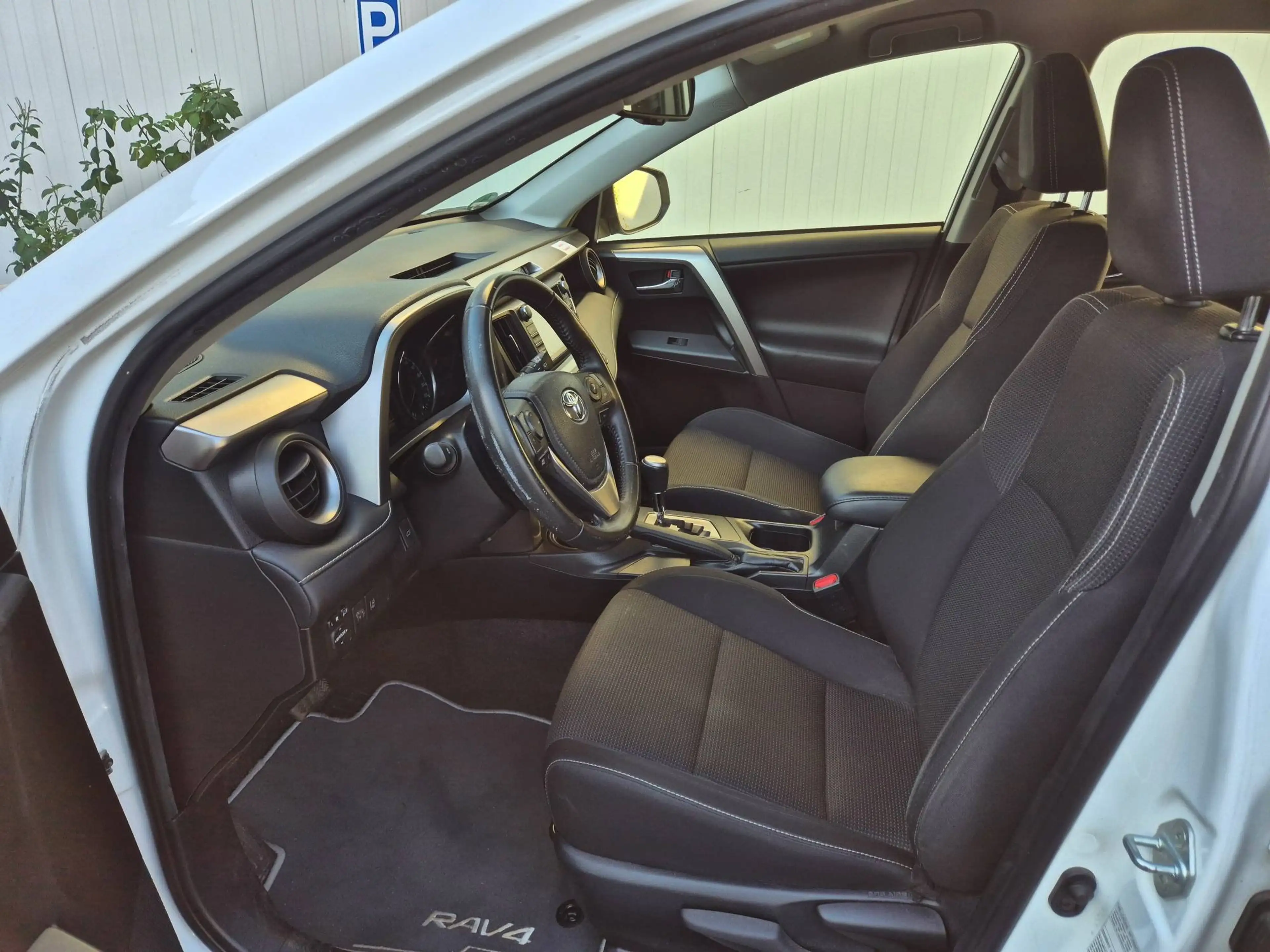 Toyota RAV 4 2,5 Hybrid 4x4 Comfort mit Winterrädern & AHZV — photo 6