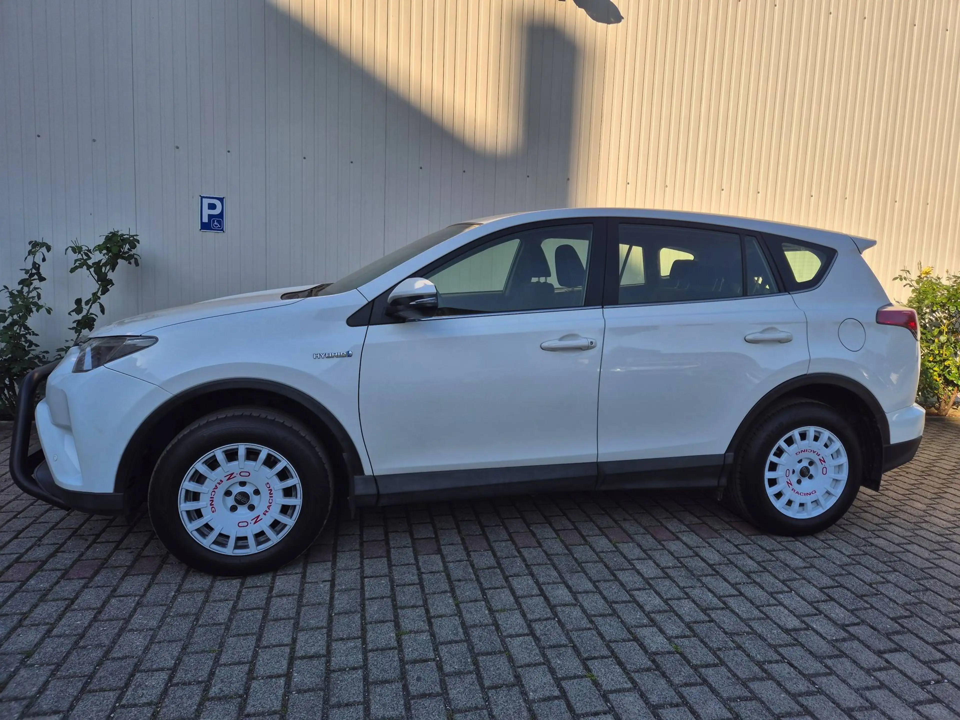 Toyota RAV 4 2,5 Hybrid 4x4 Comfort mit Winterrädern & AHZV — photo 2