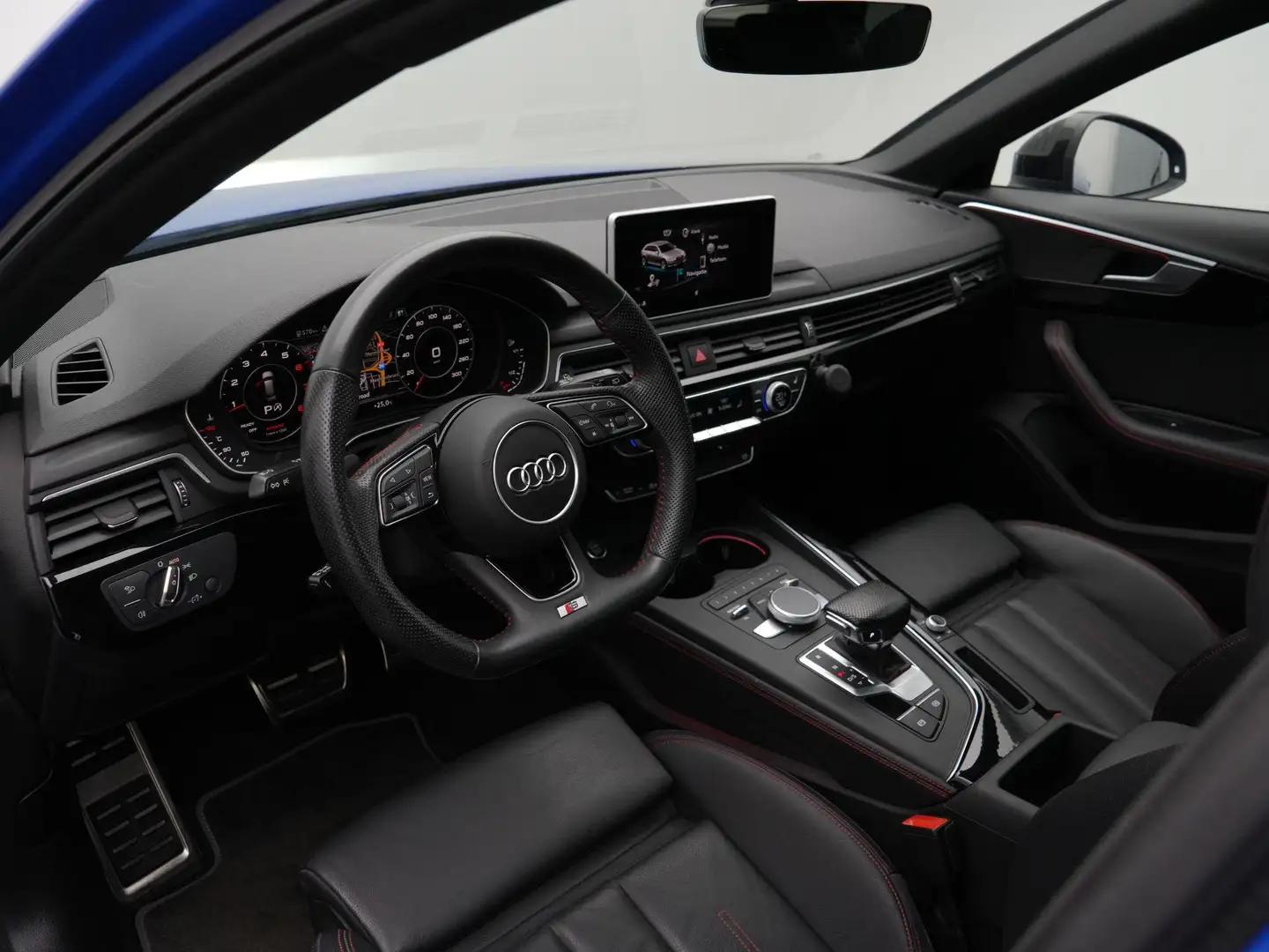 Audi A4 Avant 2.0 TFSI 190 pk MHEV Sport S-Line black edit Blauw - 2