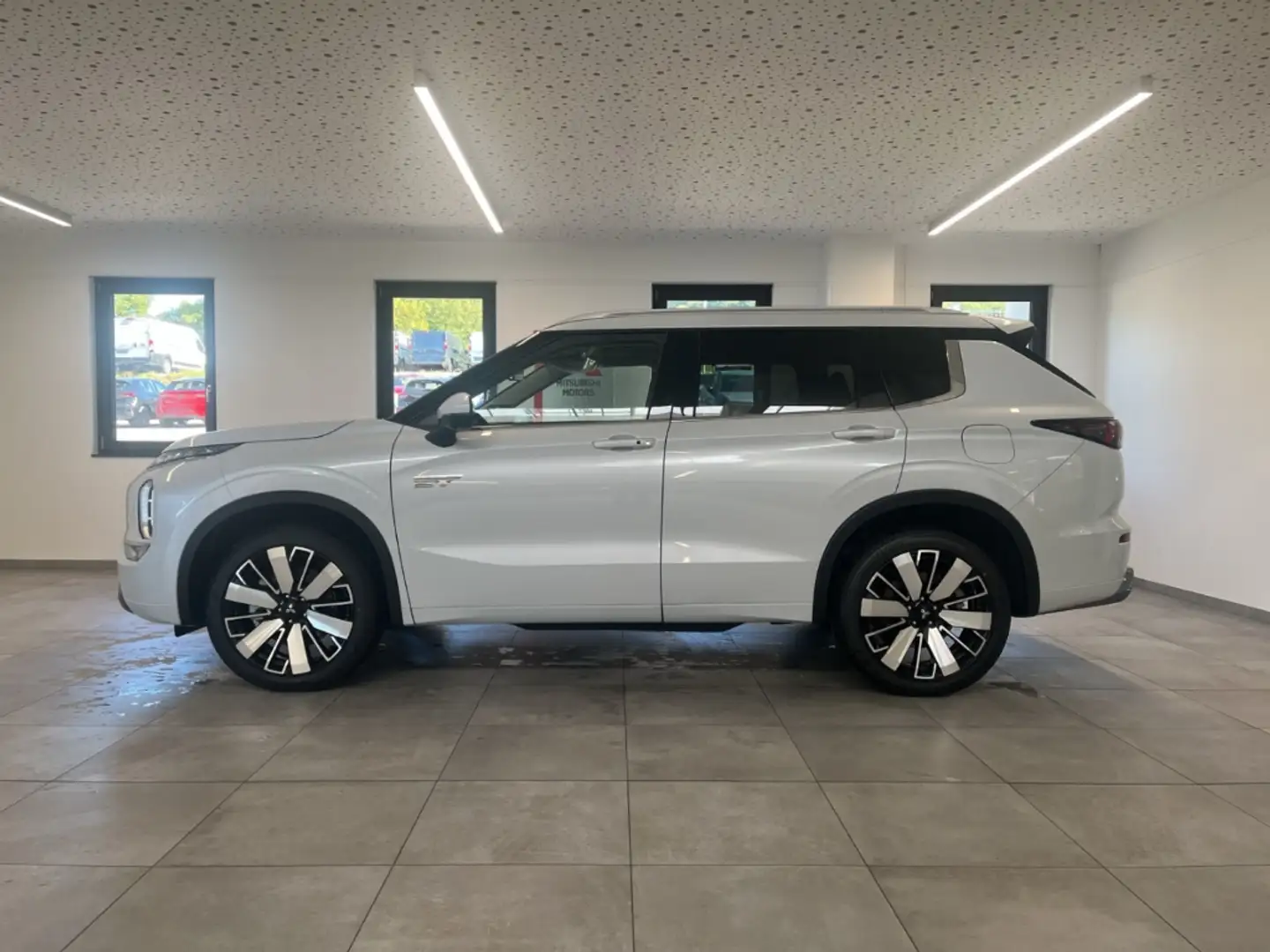 Mitsubishi Outlander 2.4 Plug-in-Hybrid Intro Edition 4WD Yamaha Weiß - 2