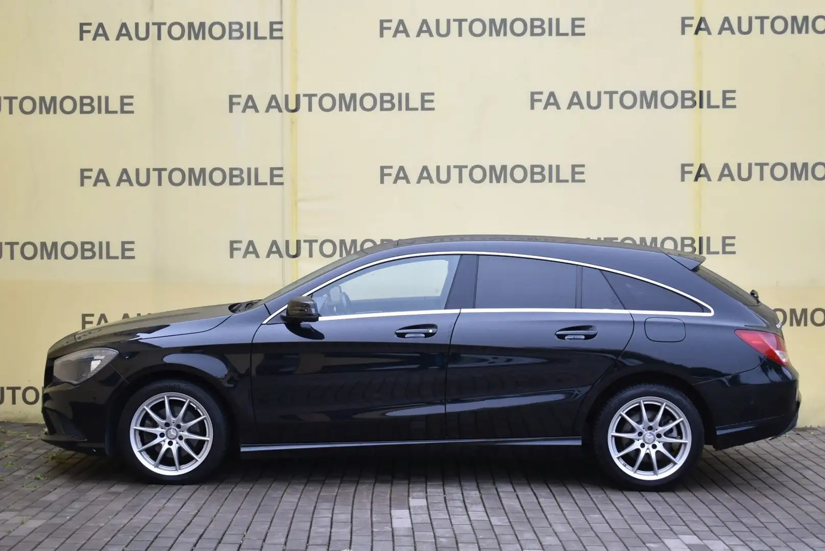 Mercedes-Benz CLA 180 Shooting Brake/NAVI/Leder/PDC/SHZ/ALU/ Schwarz - 2