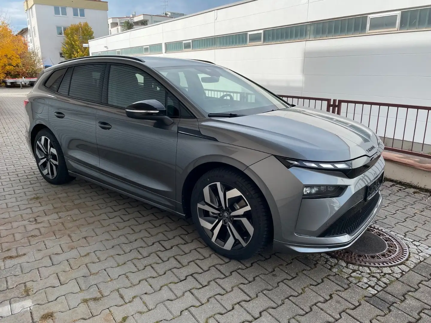 Skoda Enyaq 85 x Sportline Allrad AHK 5 Jahre Garantie Grijs - 1