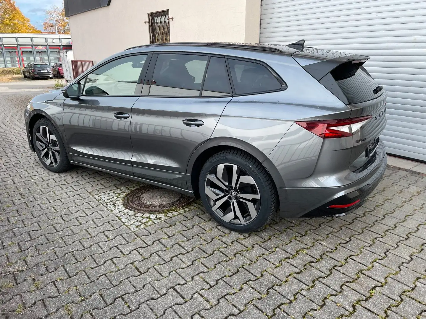 Skoda Enyaq 85 x Sportline Allrad AHK 5 Jahre Garantie Grijs - 2