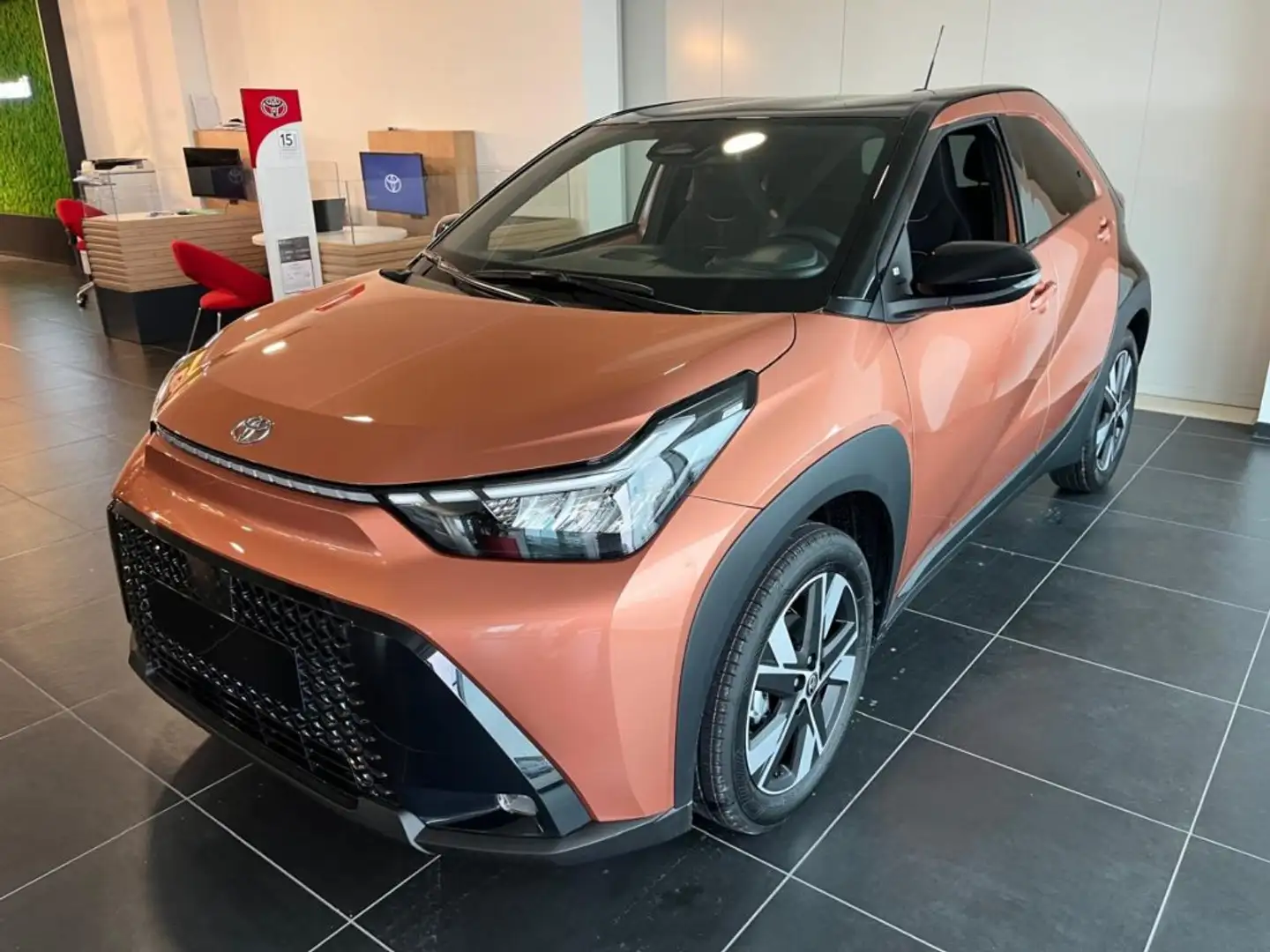 Toyota Aygo X 1.5 Hybrid 115 CV 5 porte Weiß - 2