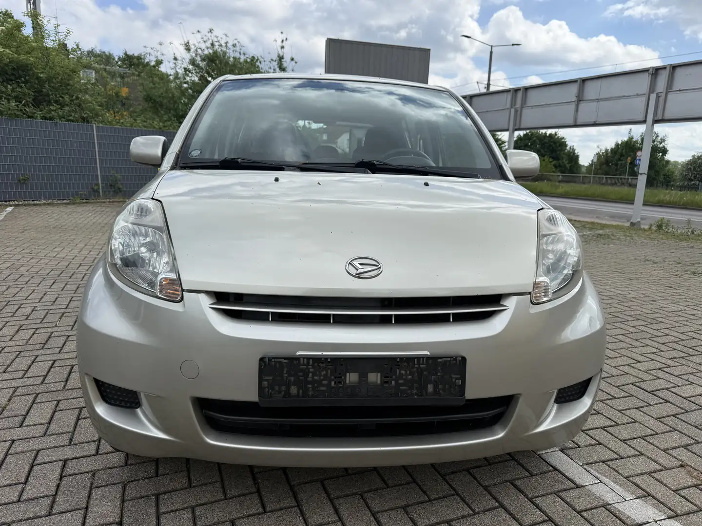 Daihatsu Sirion Sirion 1.3 / Klima / Tüv 4 /28 Silber - 2