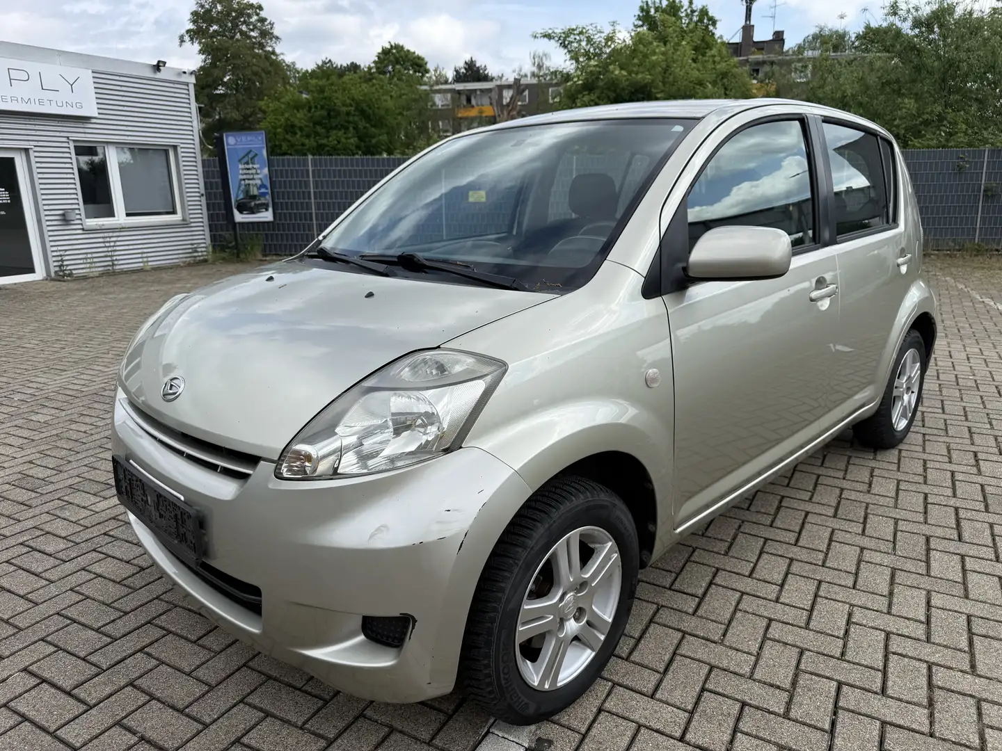 Daihatsu Sirion Sirion 1.3 / Klima / Tüv 4 /28 Silber - 1