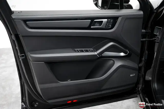 Porsche Cayenne Coupe Turbo S E-Hybrid PHEV Top Ausstattung / Ers Ansicht 30