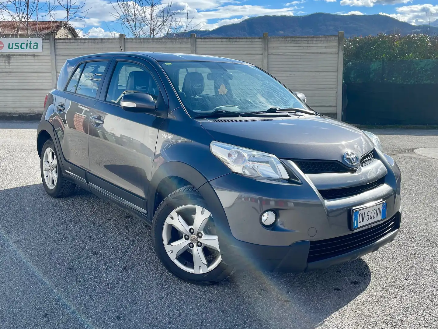 Toyota Urban Cruiser Urban Cruiser 1.4 d-4d Luxury Awd Šedá - 1