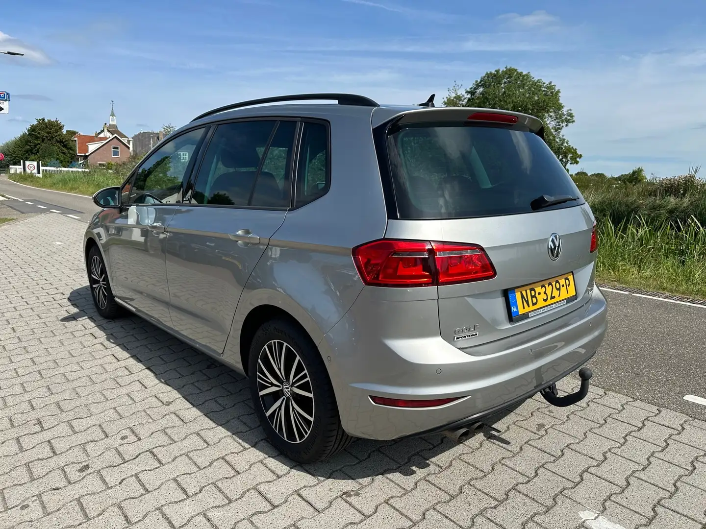 Volkswagen Golf Sportsvan 1.4 TSI Business Edition, Carplay, Trekhaak, PDC, Grijs - 2