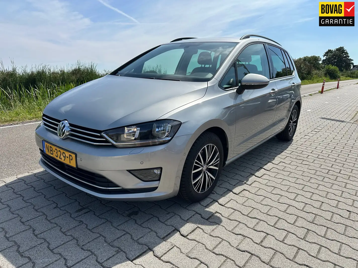 Volkswagen Golf Sportsvan 1.4 TSI Business Edition, Carplay, Trekhaak, PDC, Grijs - 1