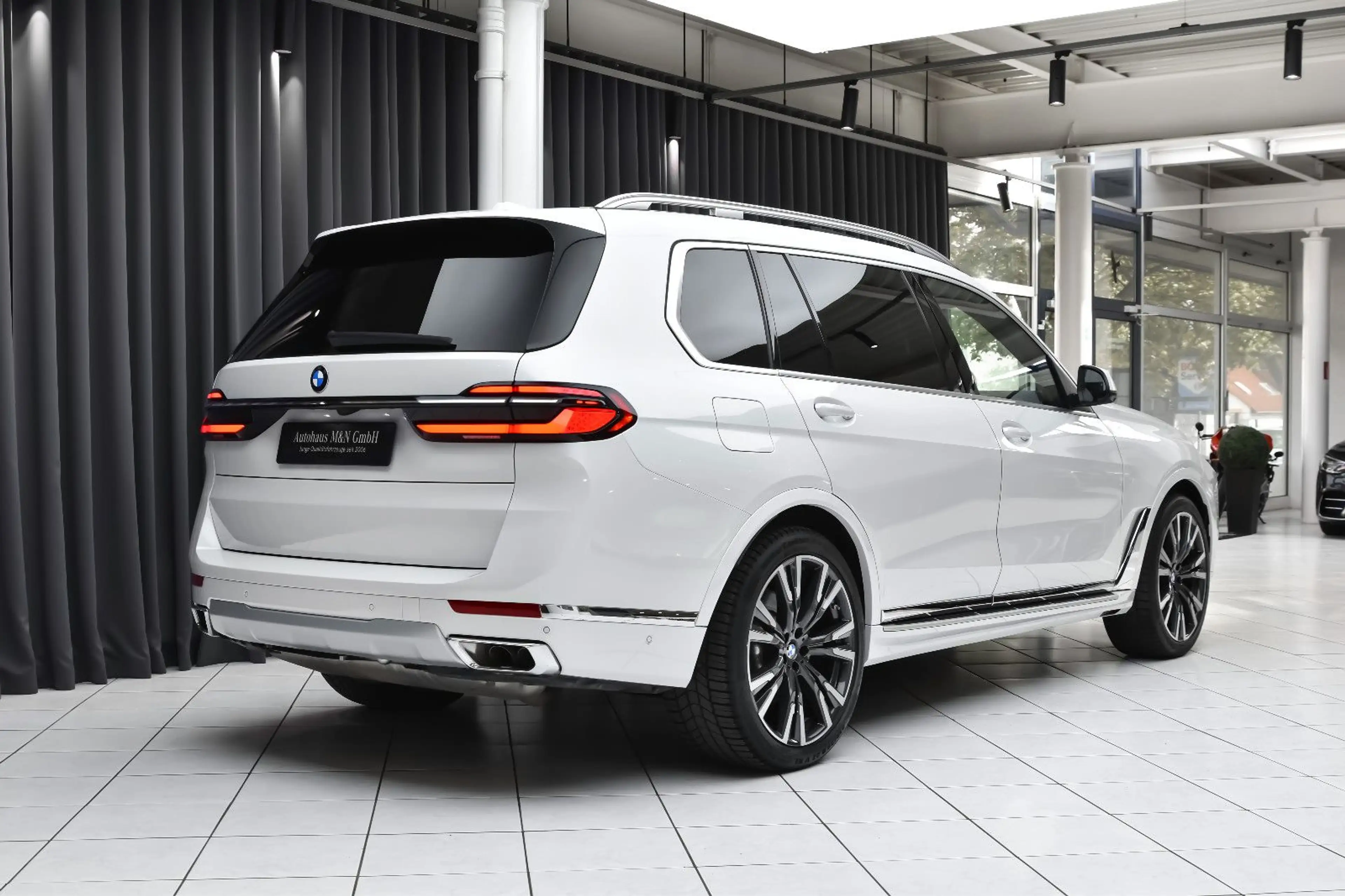 BMW X7 xDrive 40i *Exclusive* Sky Lounge* Individual — photo 10