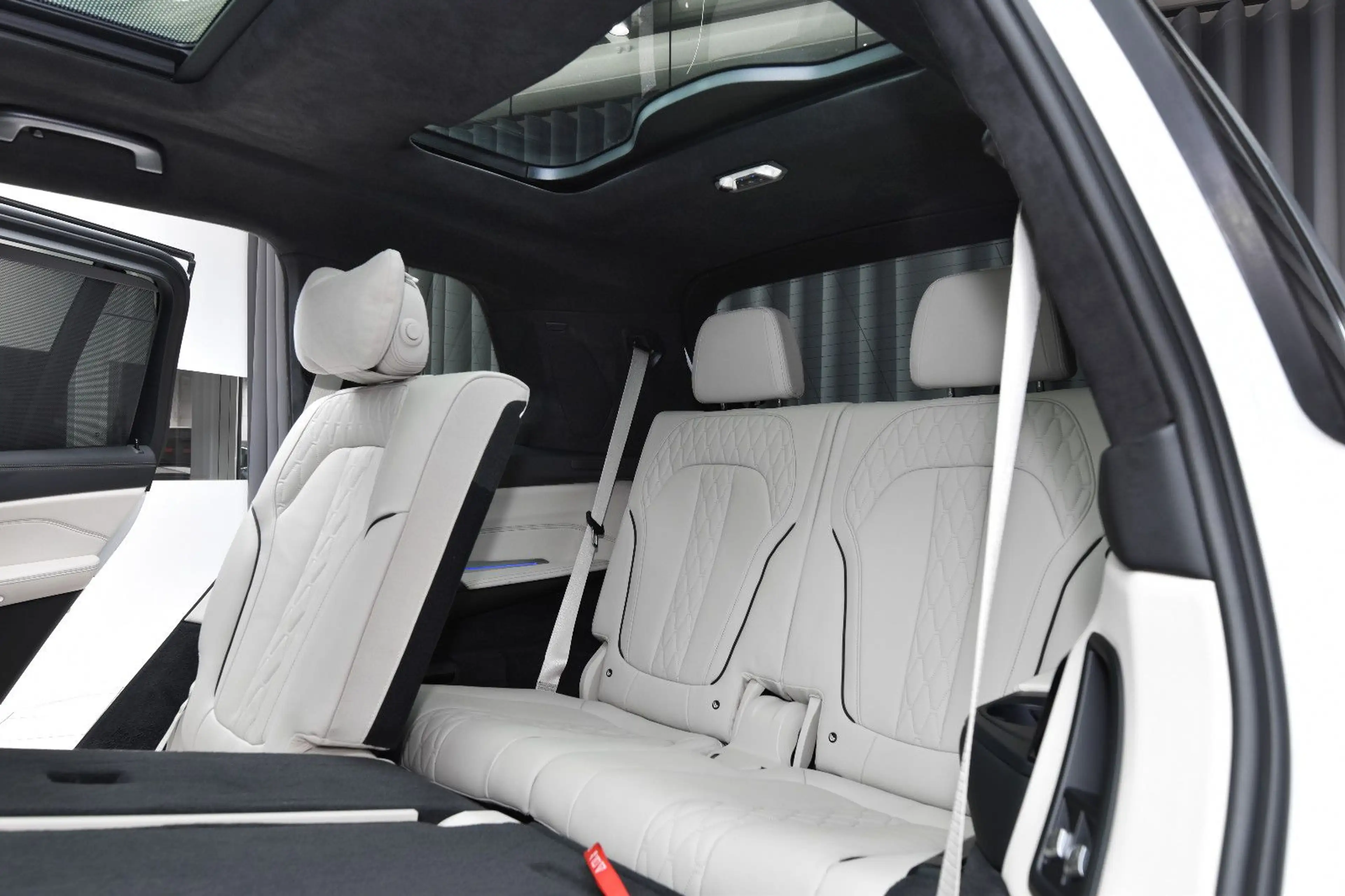 BMW X7 xDrive 40i *Exclusive* Sky Lounge* Individual — photo 9