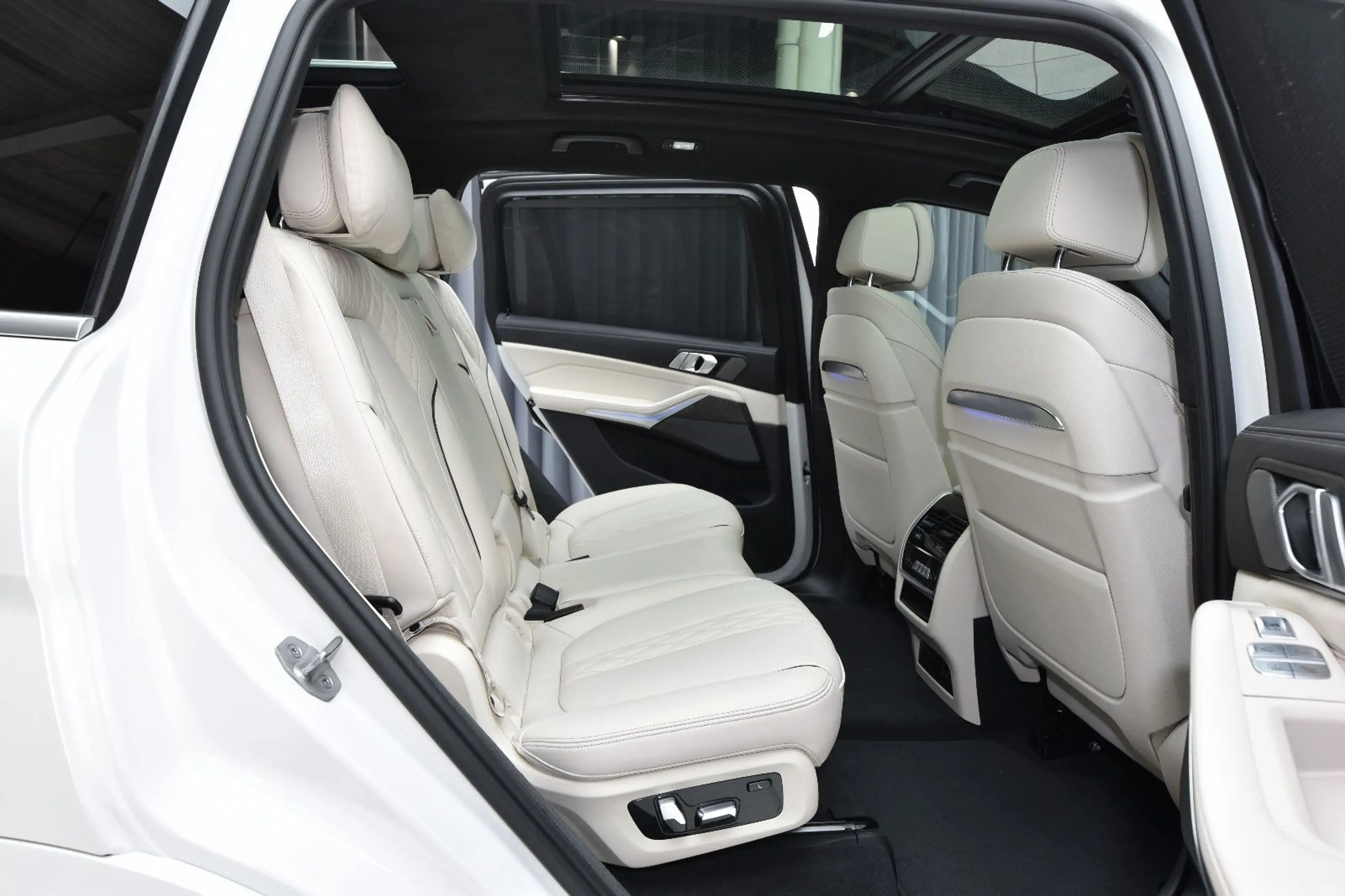 BMW X7 xDrive 40i *Exclusive* Sky Lounge* Individual — photo 6