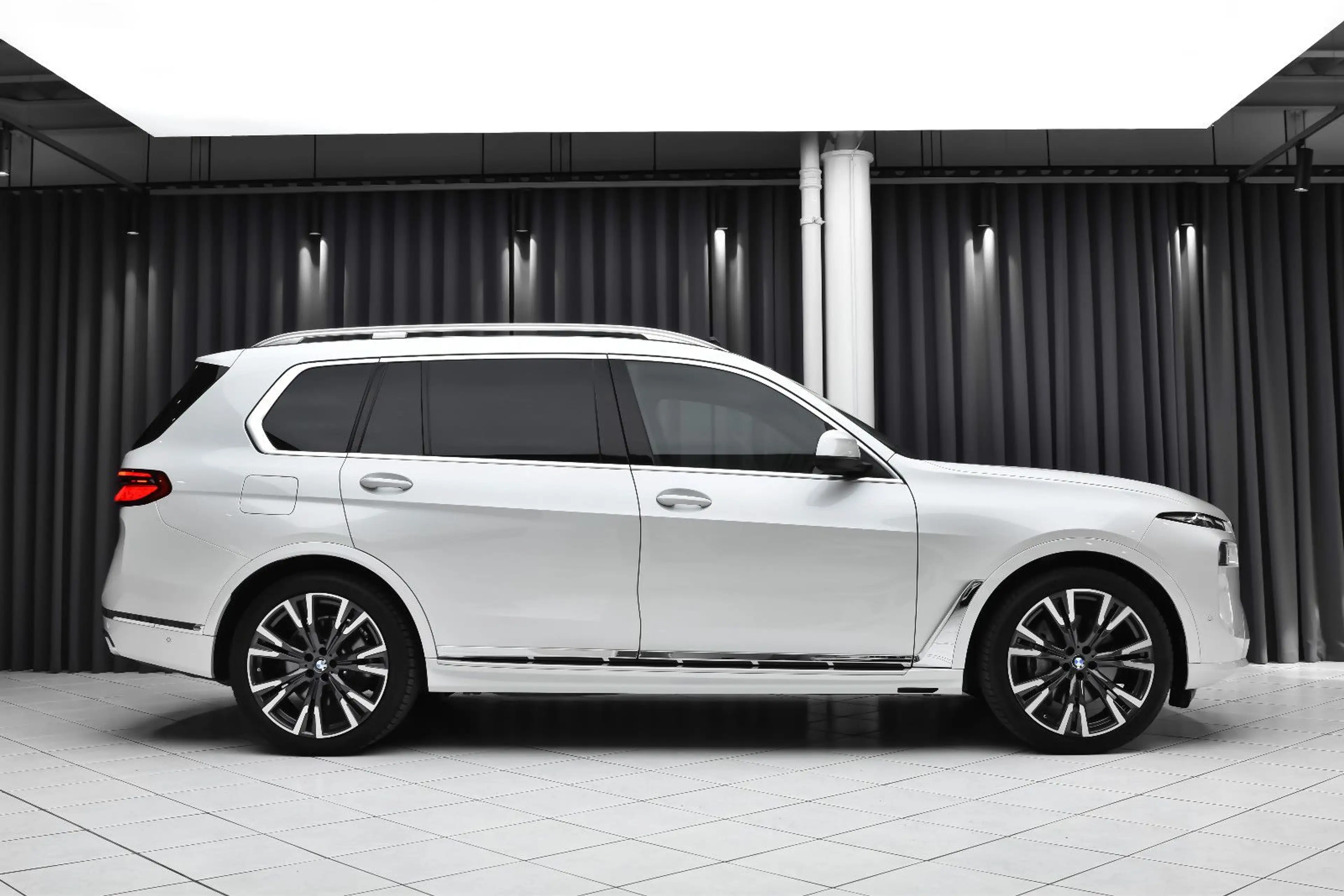 BMW X7 xDrive 40i *Exclusive* Sky Lounge* Individual — photo 13
