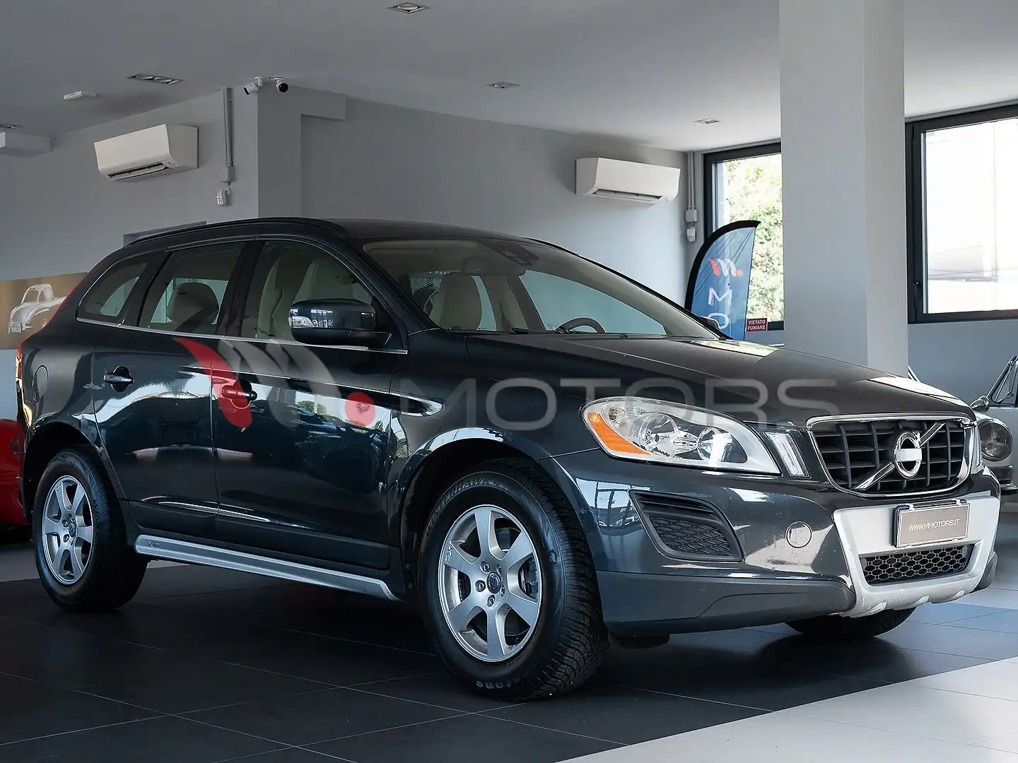 Volvo XC60 2.4 d3 Momentum AWD 163 CV Geartronic Grigio - 1