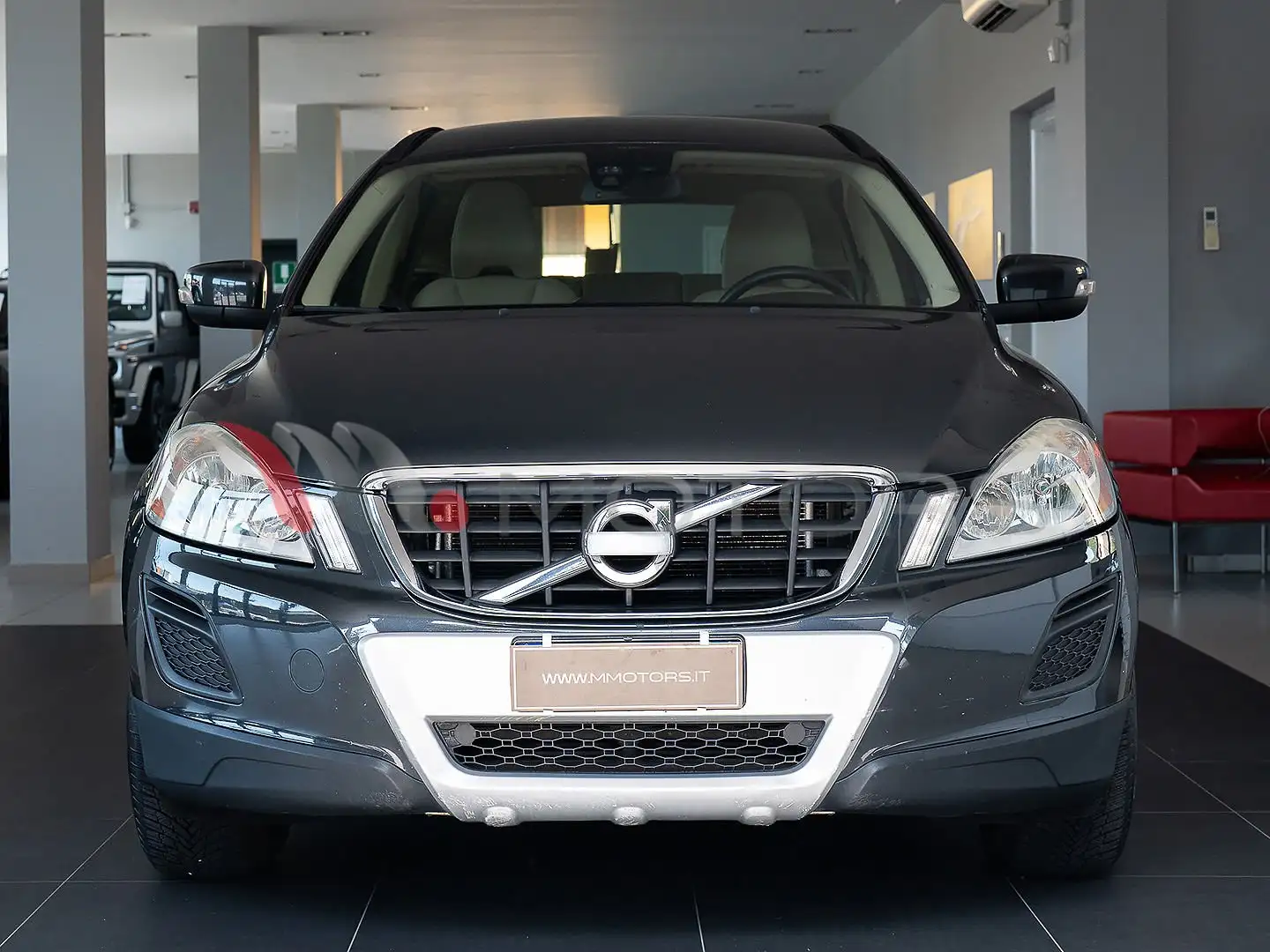 Volvo XC60 2.4 d3 Momentum AWD 163 CV Geartronic Grigio - 2