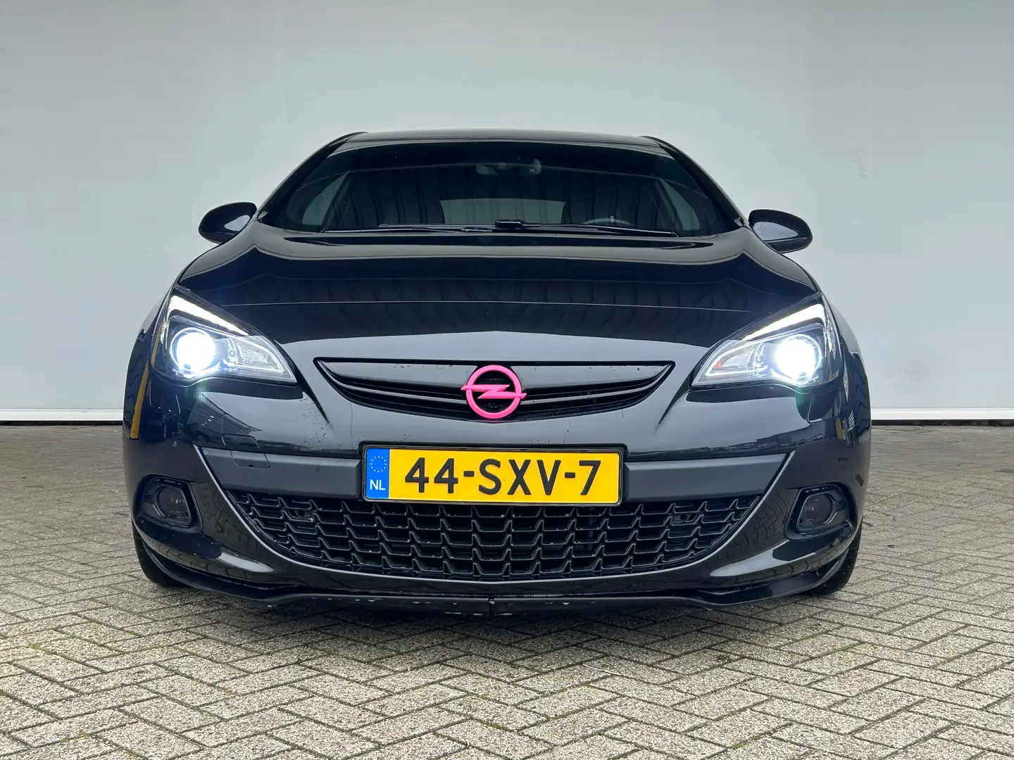 Opel Astra Astra gtc 1.6 turbo 180 pk Sport Zwart - 2