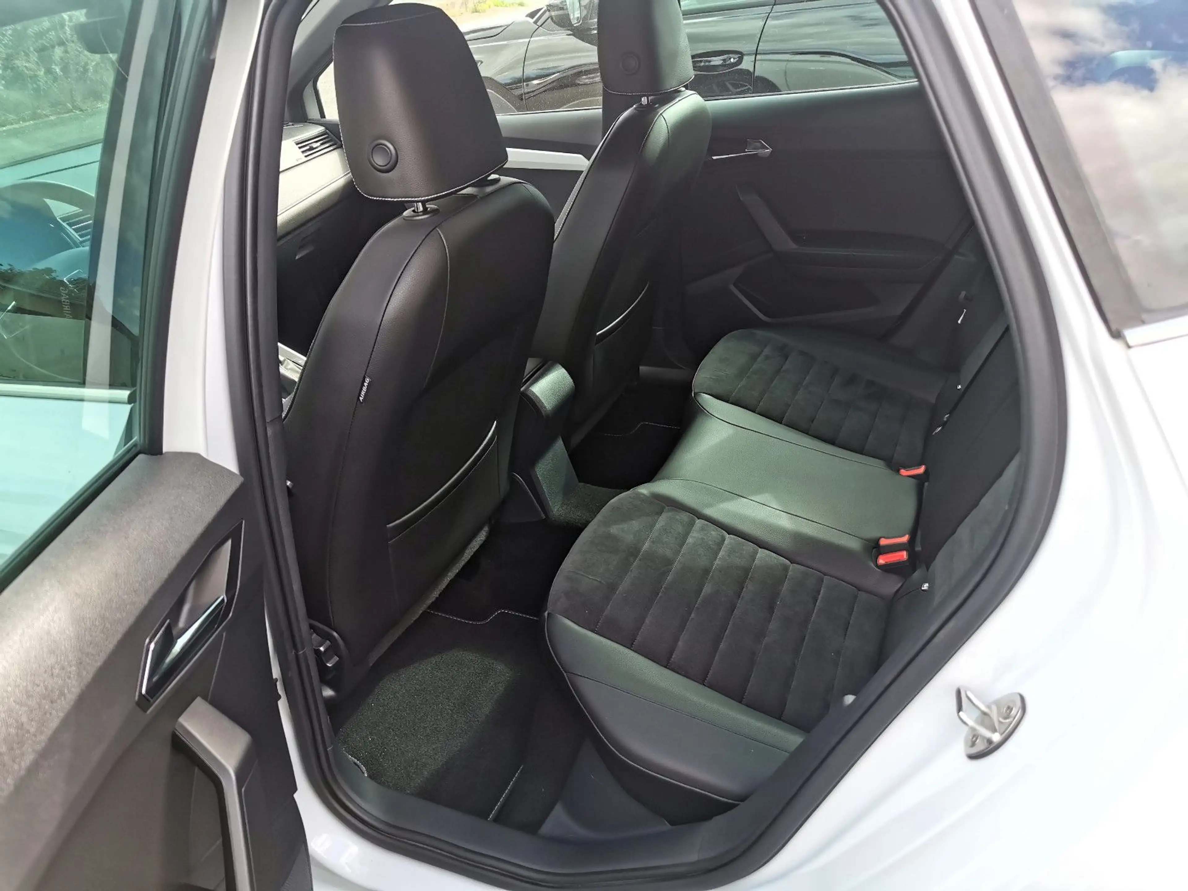 SEAT Arona Xcellence 1.0 TSI 115 PS / AHK / Alufelgen — photo 6