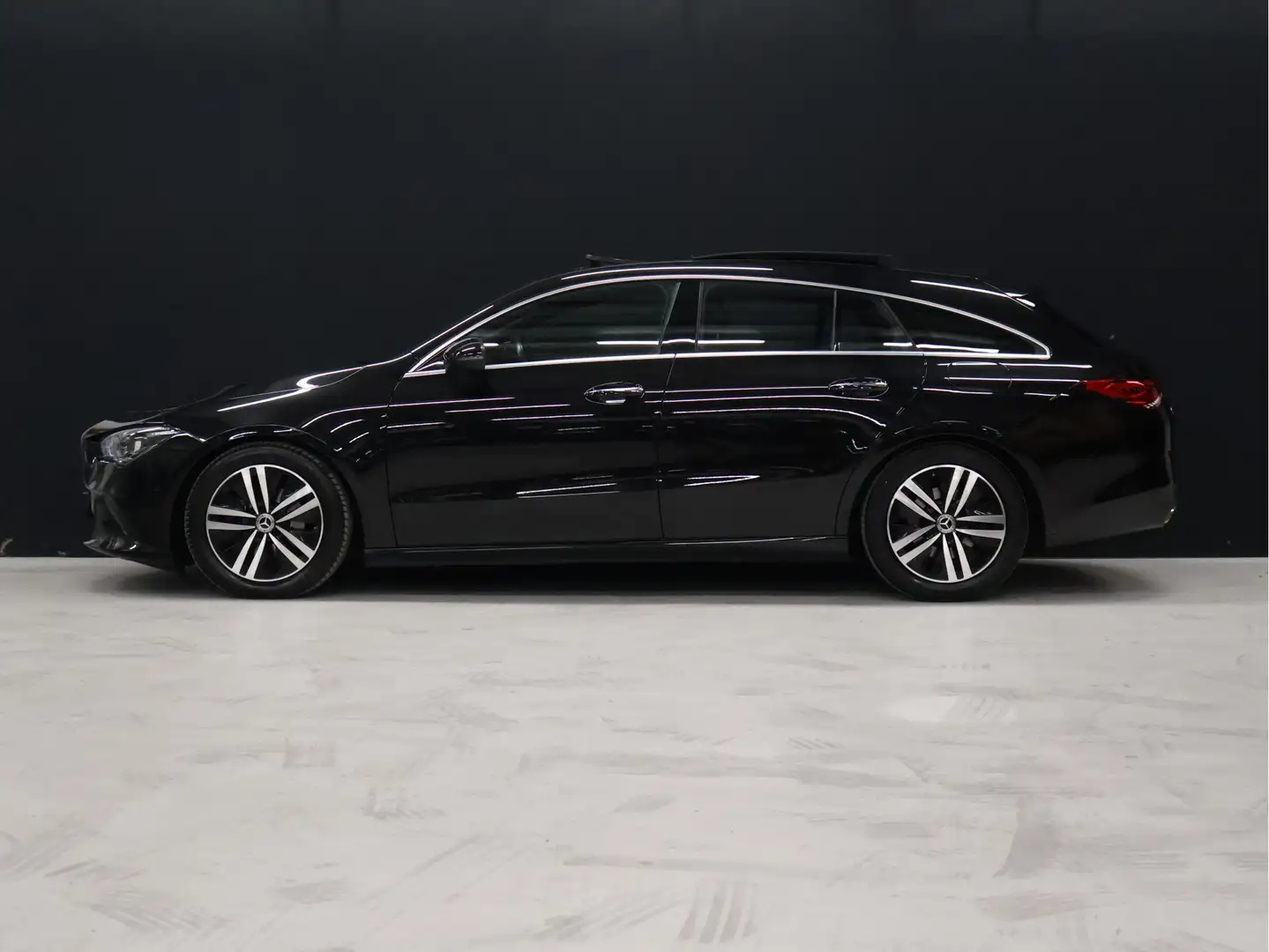 Mercedes-Benz CLA 180 Shooting Brake Business Solution Luxury [SCHUIFKAN Zwart - 2