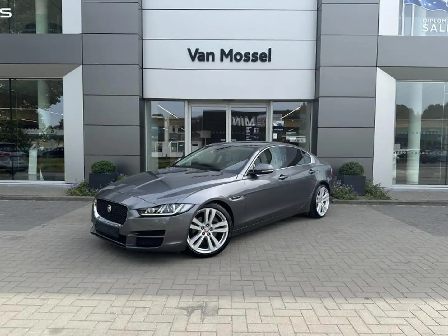 Jaguar XE P200 Pure Fekete - 1