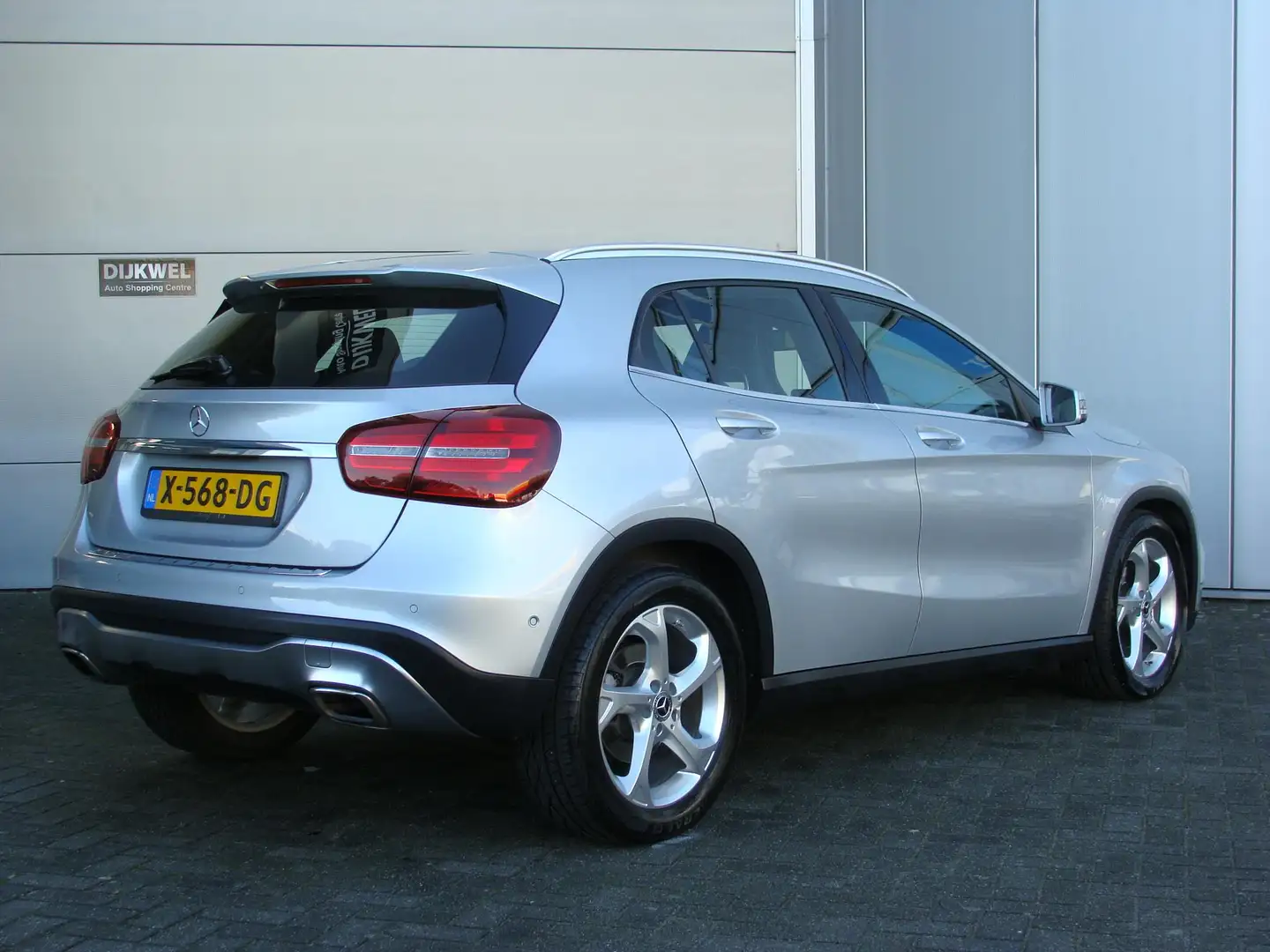 Mercedes-Benz GLA 180 Premium Urban PDC V+A Elek. bedienbare achterklep Gris - 2