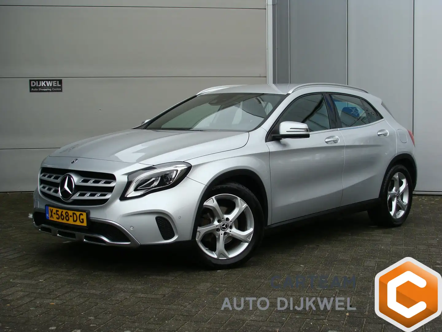 Mercedes-Benz GLA 180 Premium Urban PDC V+A Elek. bedienbare achterklep Gris - 1