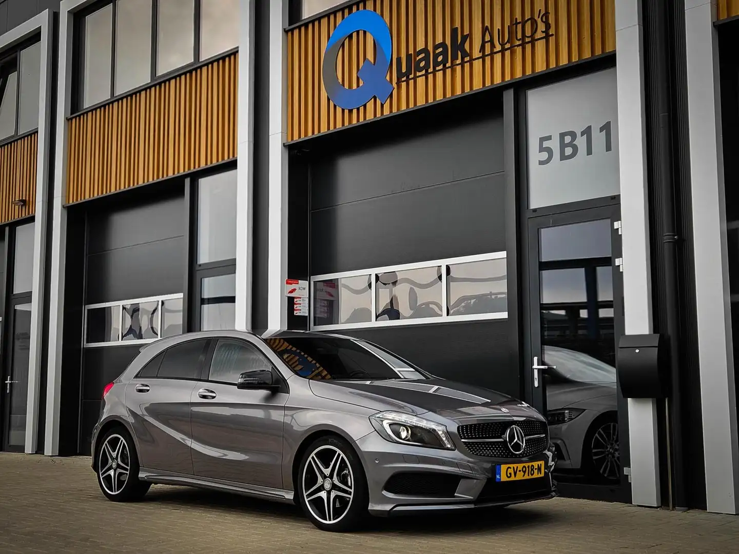 Mercedes-Benz A 180 AMG Pakket | 175pk | XENON | CRUISE | NAP | VOLLED Grau - 2