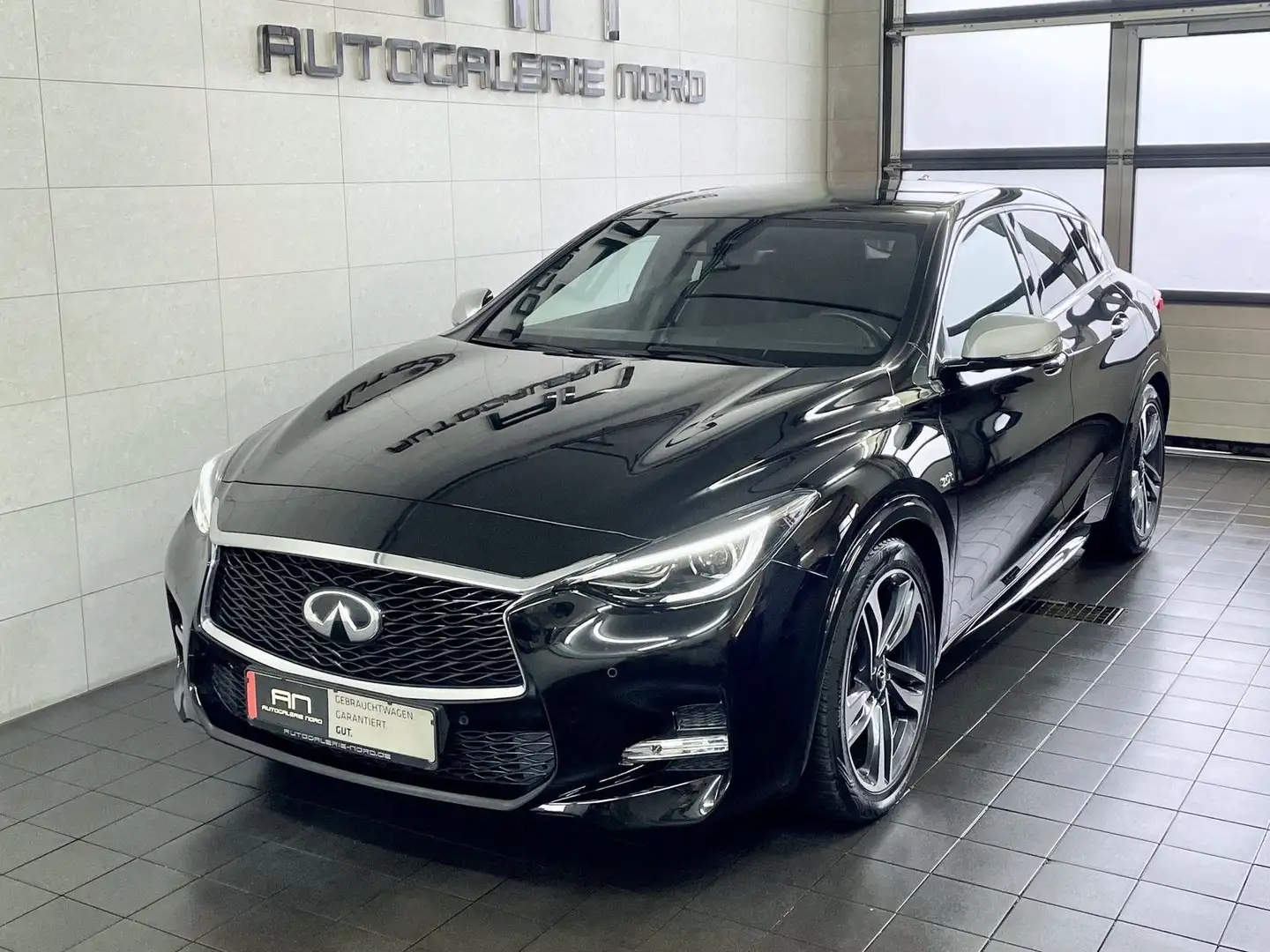 Infiniti Q30 2.2 d AWD Premium City Black Schwarz - 2