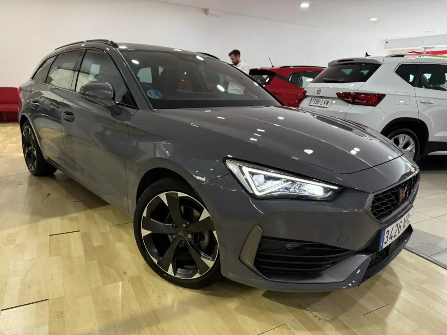 CUPRA Leon Sportstourer 1.5 eTSI 110 DSG Gris - 2