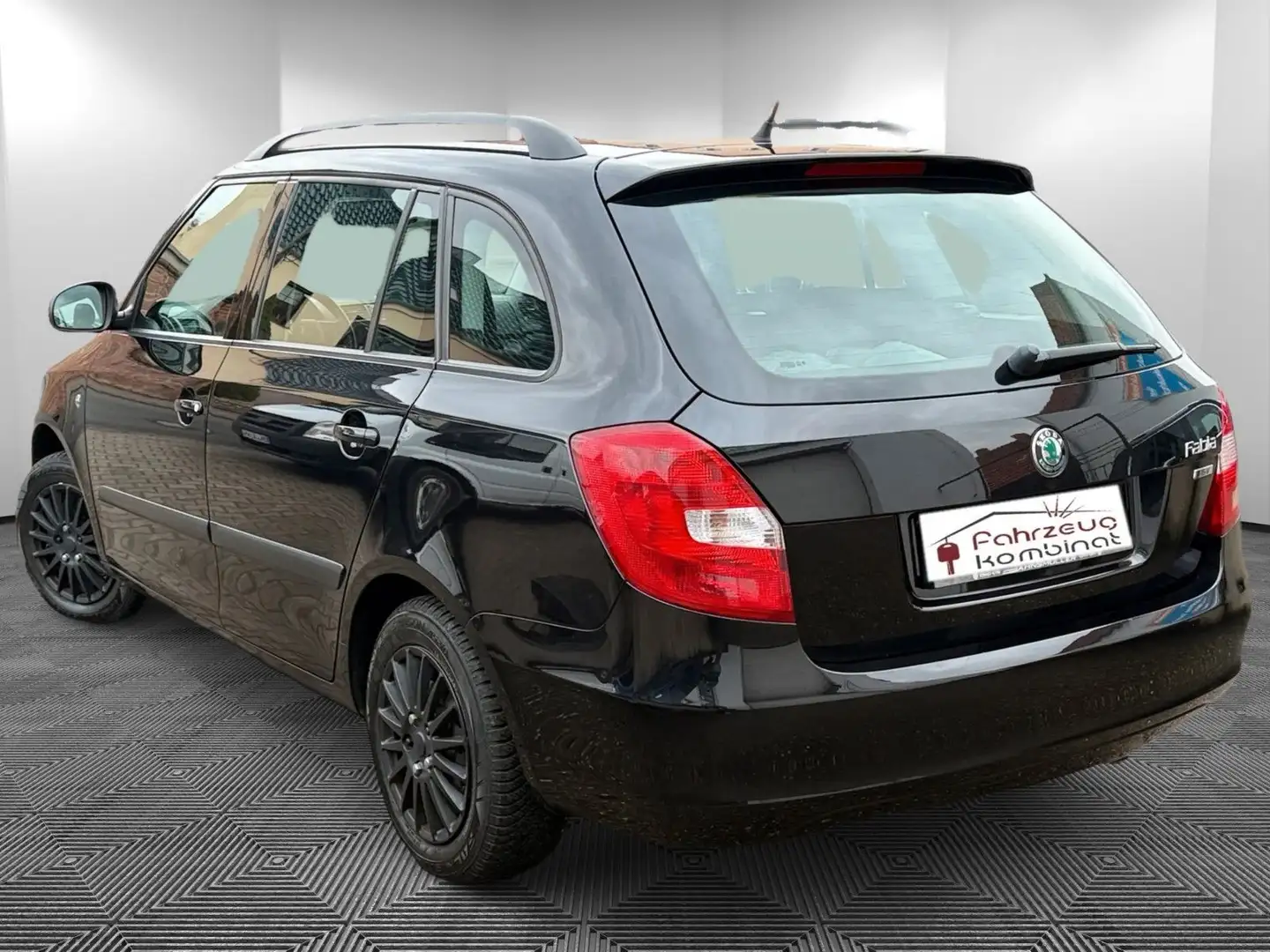 Skoda Fabia Combi Family*TÜV NEU*2.HAND*TEMPO*SHZ*TOP Zwart - 2