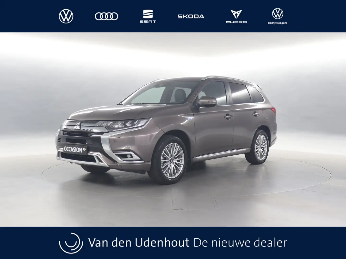 Mitsubishi Outlander 2.4 PHEV Instyle / Navigatie / Stoel+Stuurverwarmi Bruin - 1