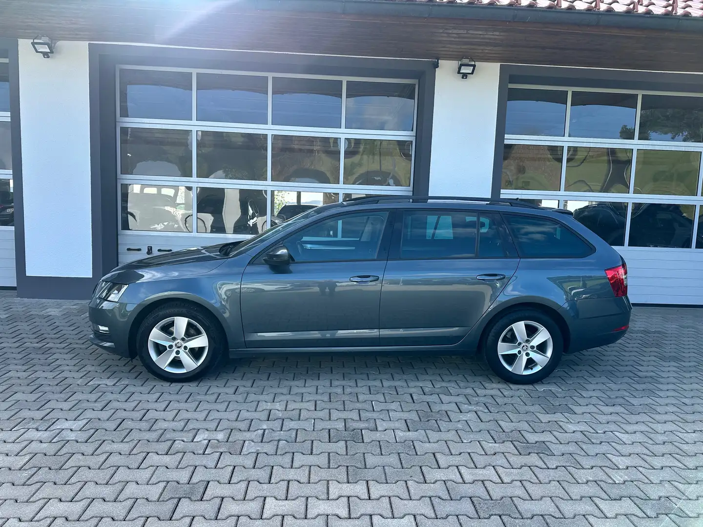 Skoda Octavia Ambition 1,6 TDI *APP*PANO*SITZHZ*NAVI*PDC* Grau - 2