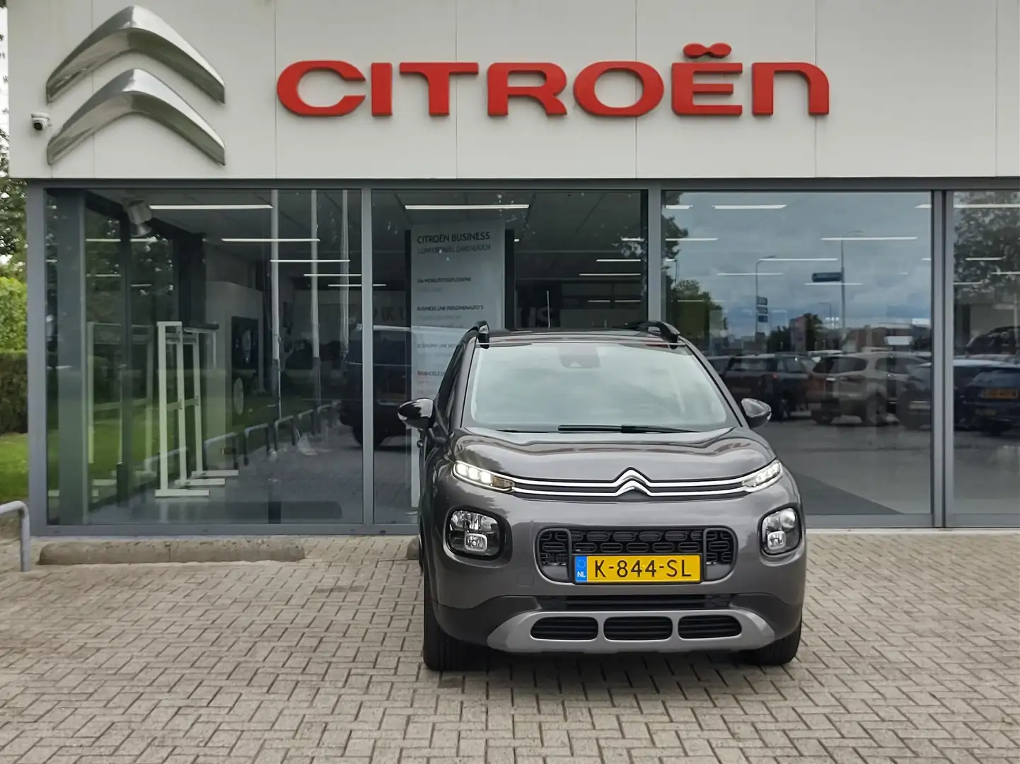Citroen C3 Aircross 1.2 PureTech S&S Shine Grijs - 2