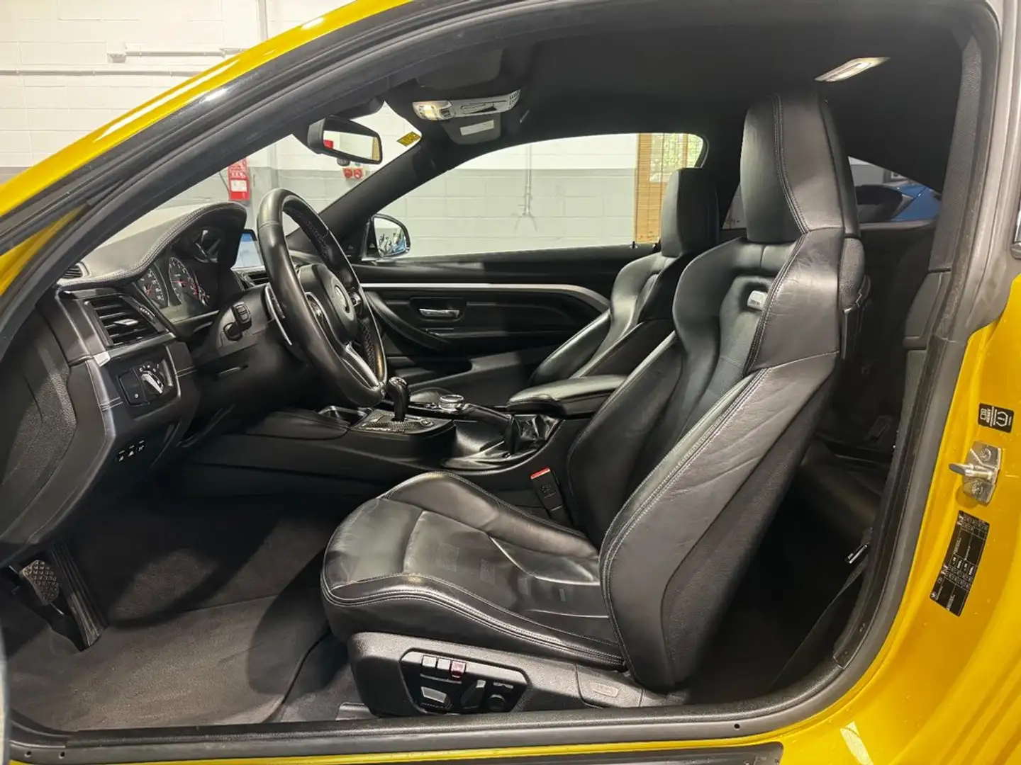 BMW M4 Geel - 2
