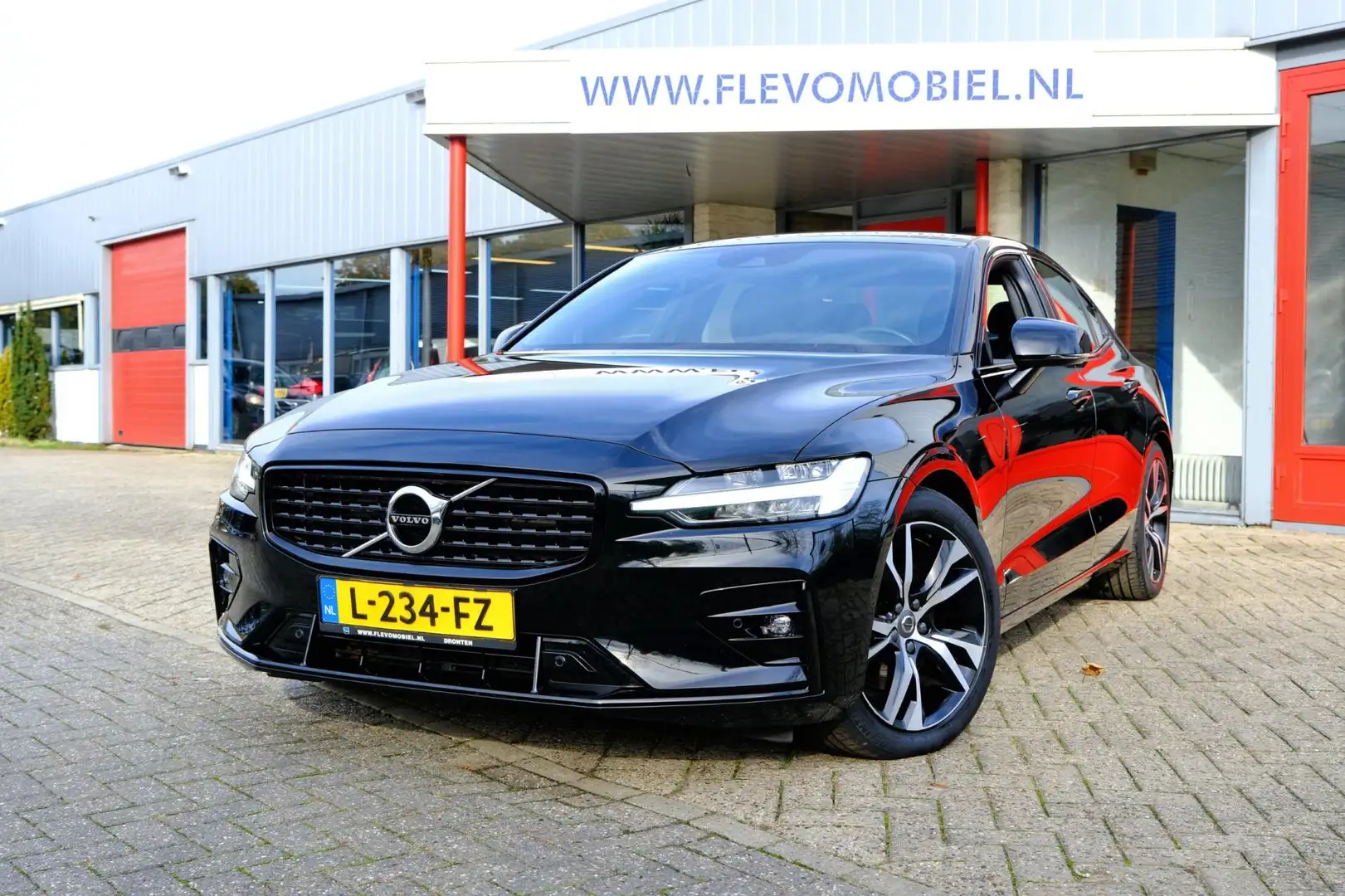Volvo S60 2.0 B4 R-Design Aut. Navi |HarmanKardon|Half Leder Zwart - 1