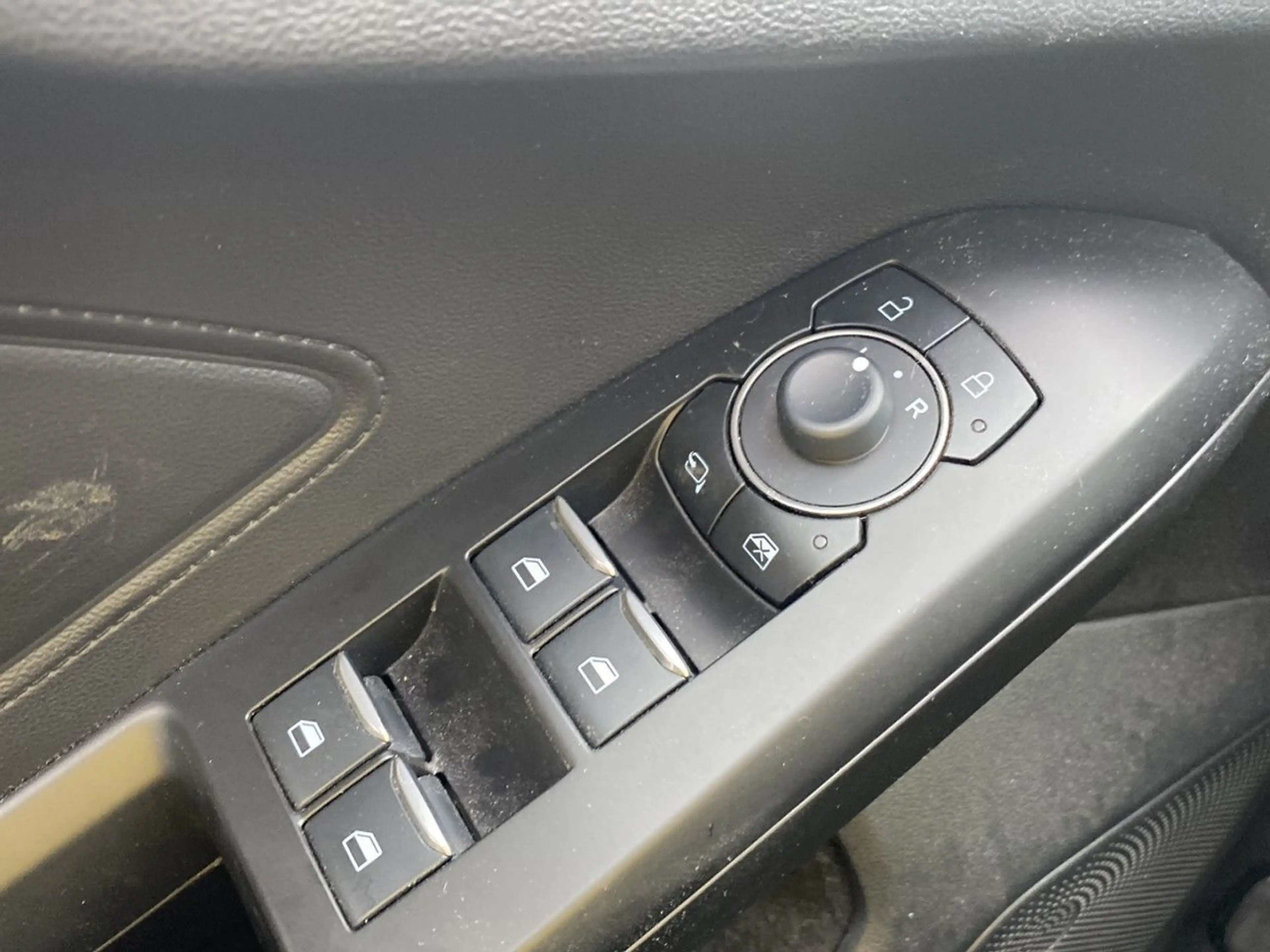Ford Focus ST-Line X Bluetooth Navi LED Klima — photo 9