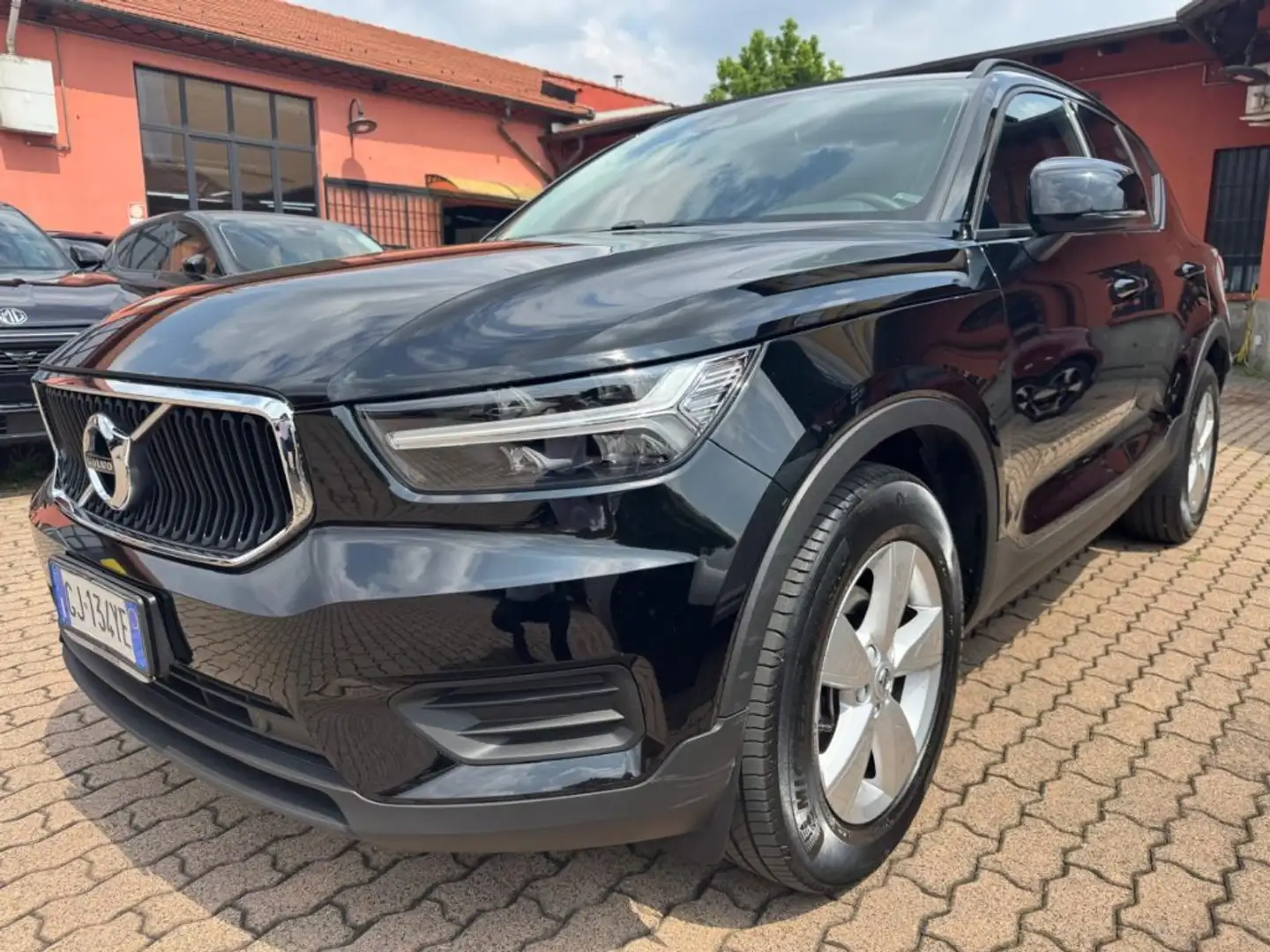 Volvo XC40 T2 Momentum Core Černá - 1