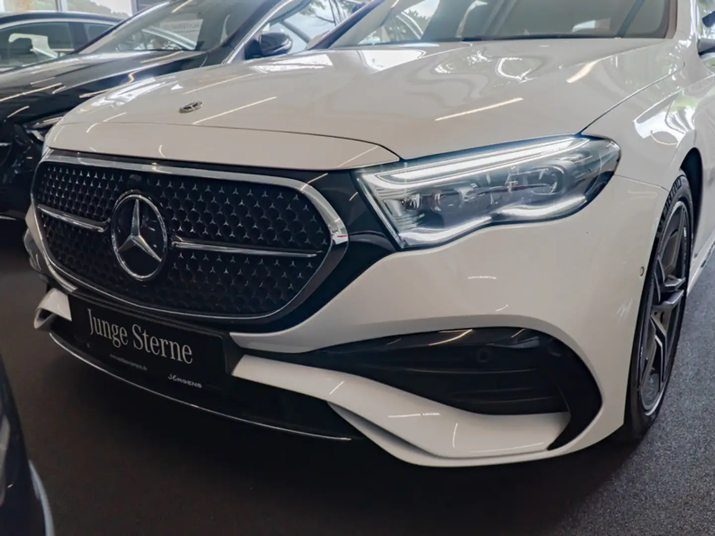 Mercedes-Benz E 450 4M T AMG-Sport/DIGITAL/360/Pano/AHK/Distr Wit - 2