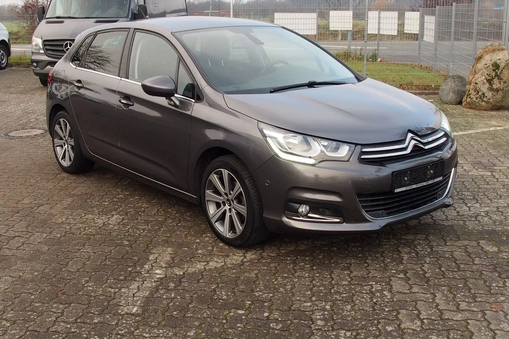 Citroen C4 Lim. Shine Automatik/Navi/Tüv 06/2027 Grau - 2