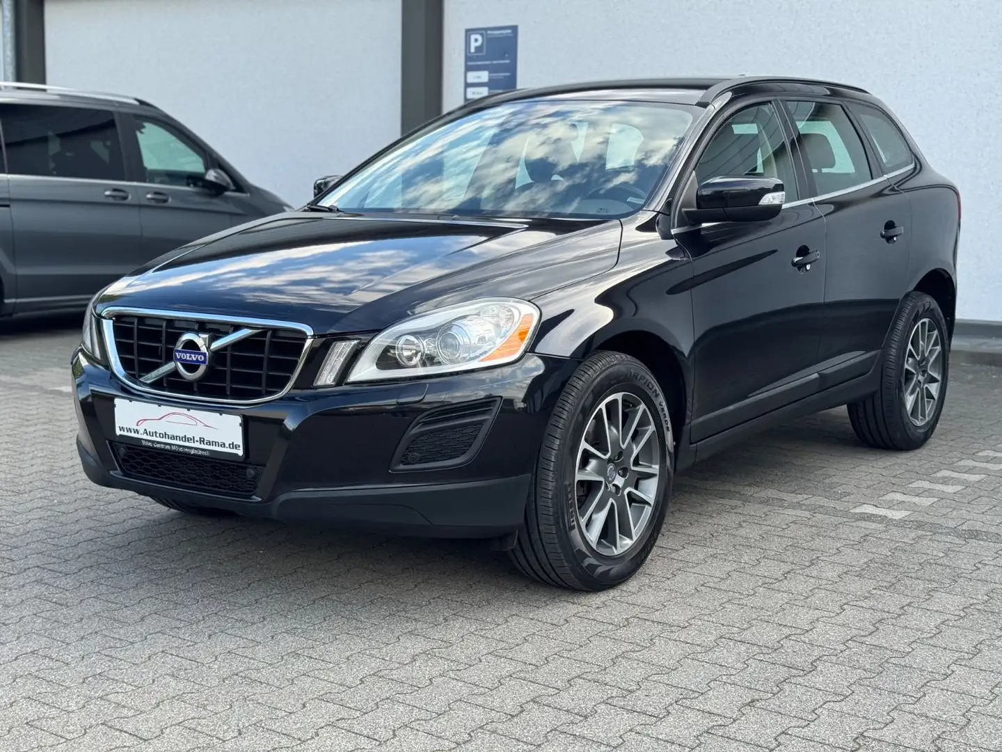 Volvo XC60 Edition PRO AWD Navi Alus SHZ Leder Tüv 1.H Schwarz - 1